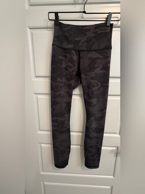 Lululemon Wunder Under High-Rise Black Camo Leggings 25” Size 4